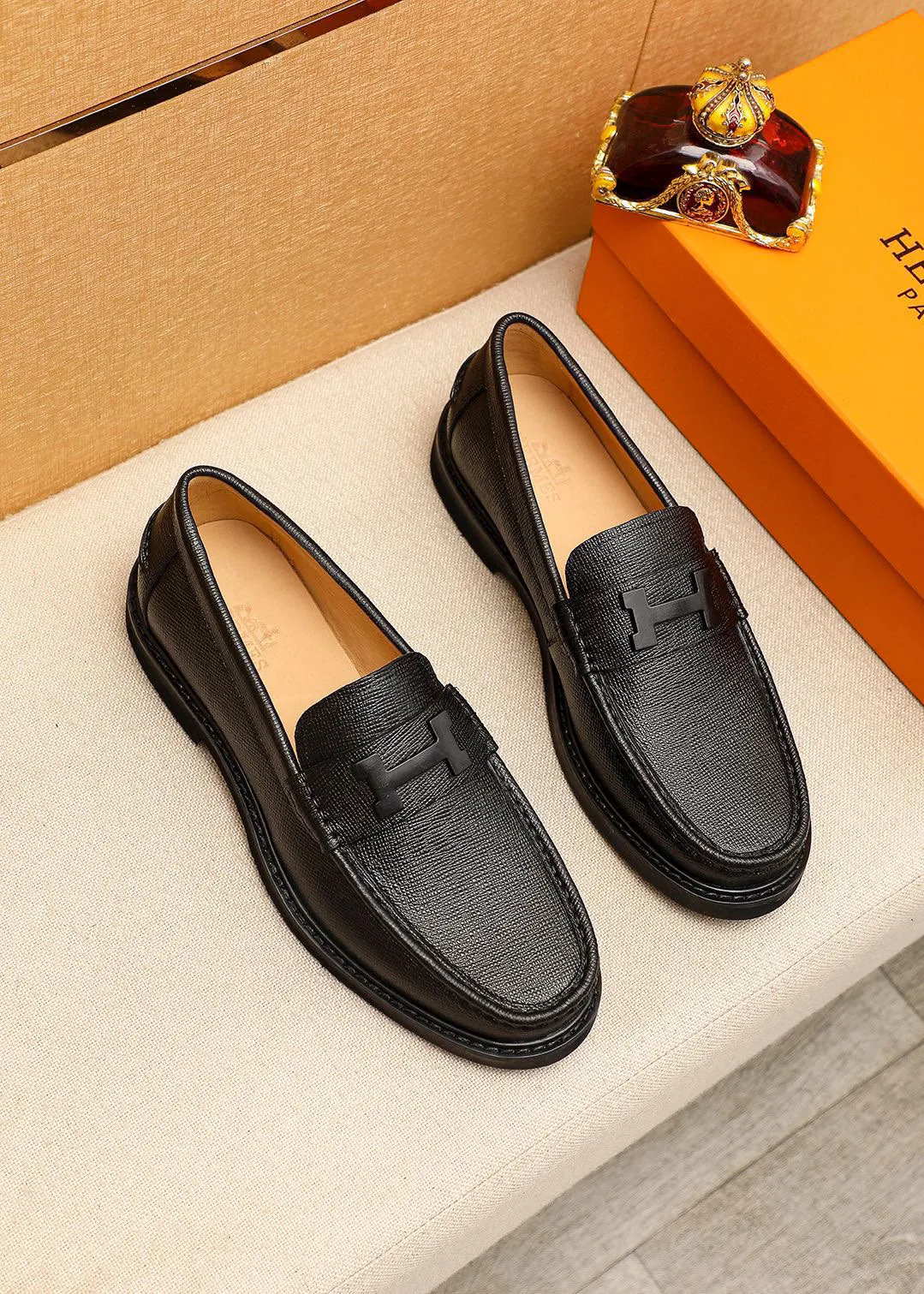Men's shoes 💰460 💐 Product trademark: HERMES "Hermès" casual leather shoes Regular size: 39-44 (38.45🉑️customized) Product materials: Selected imported first-layer cross-grain cowhide upper + luxury hardware buckle, imported water-dyed cowhide lining. Strong three-dimensional visual effect, non-slip and wear-resistant rubber outsole Color: 4⃣️colors available